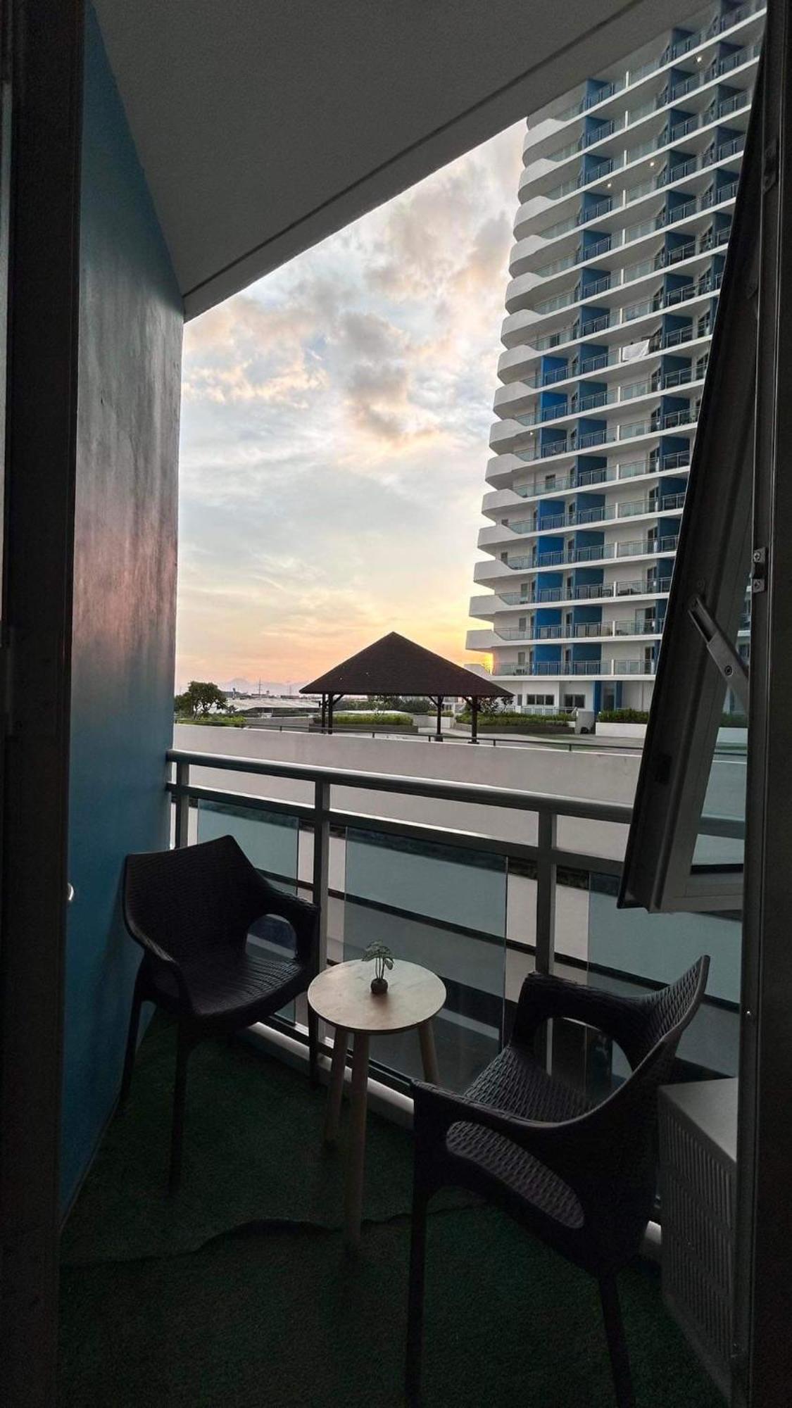 Kurlix Suites Of Azure North San Fernando  Exterior foto